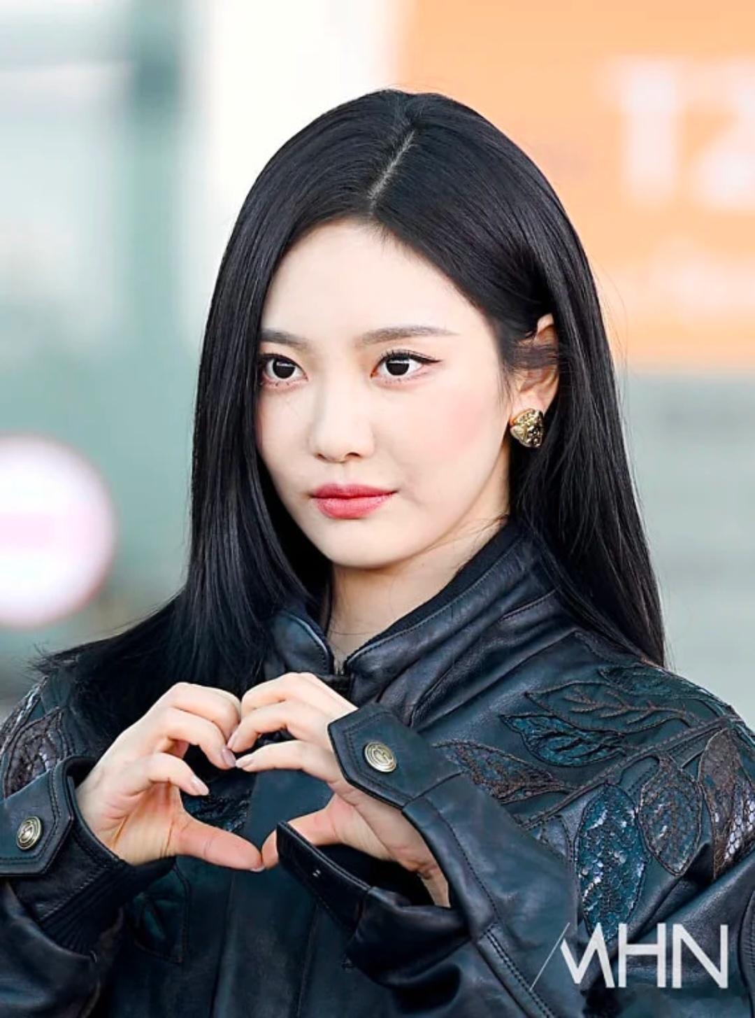 宁艺卓说失眠症太累了时隔两年的时装周只知道宁宁自律又自我要求严格，光出发图，就带