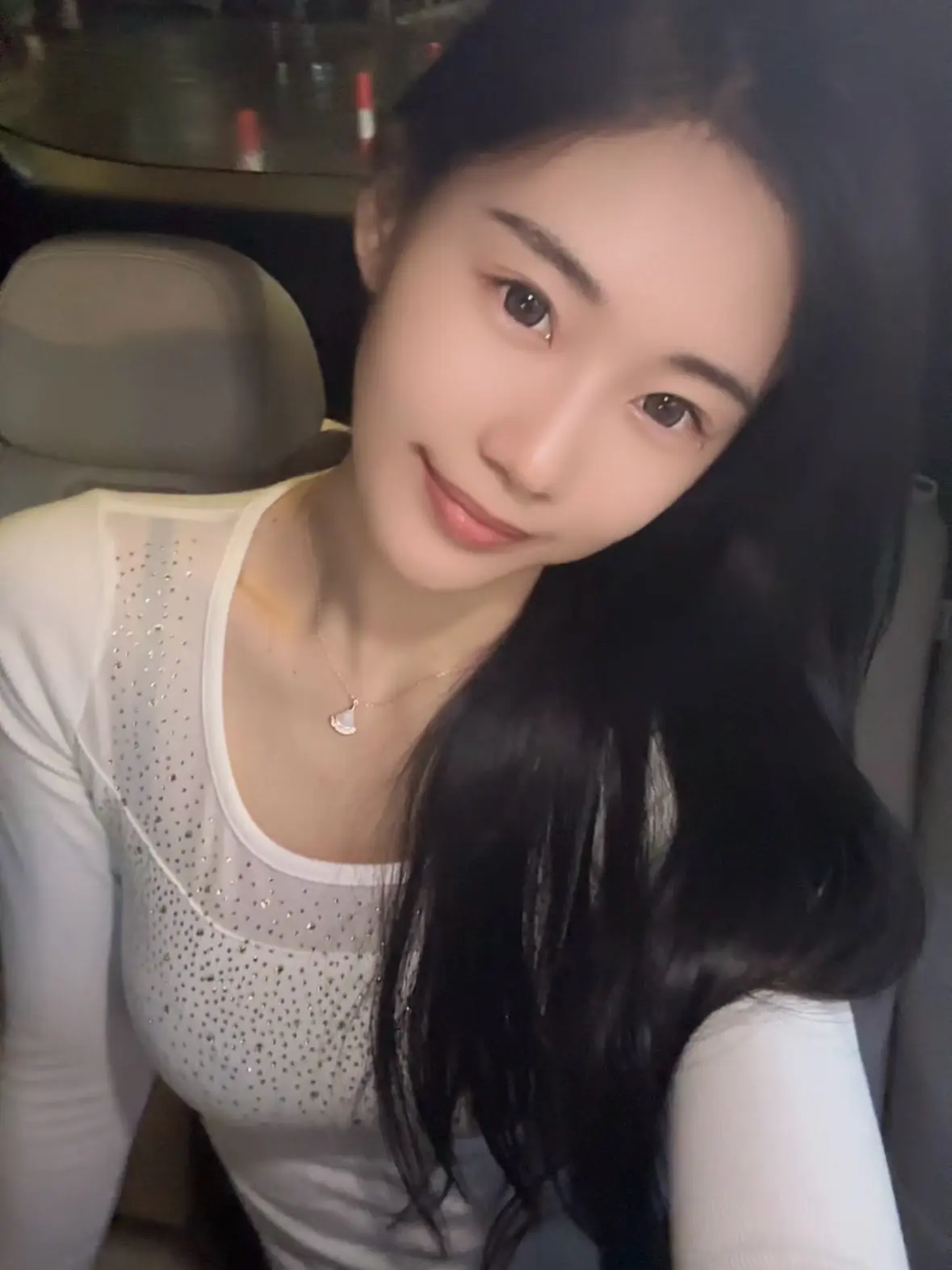 一直觉得素颜是一种很性感的东西 泛红的皮肤笑起来的细纹泪沟 星星点点的...