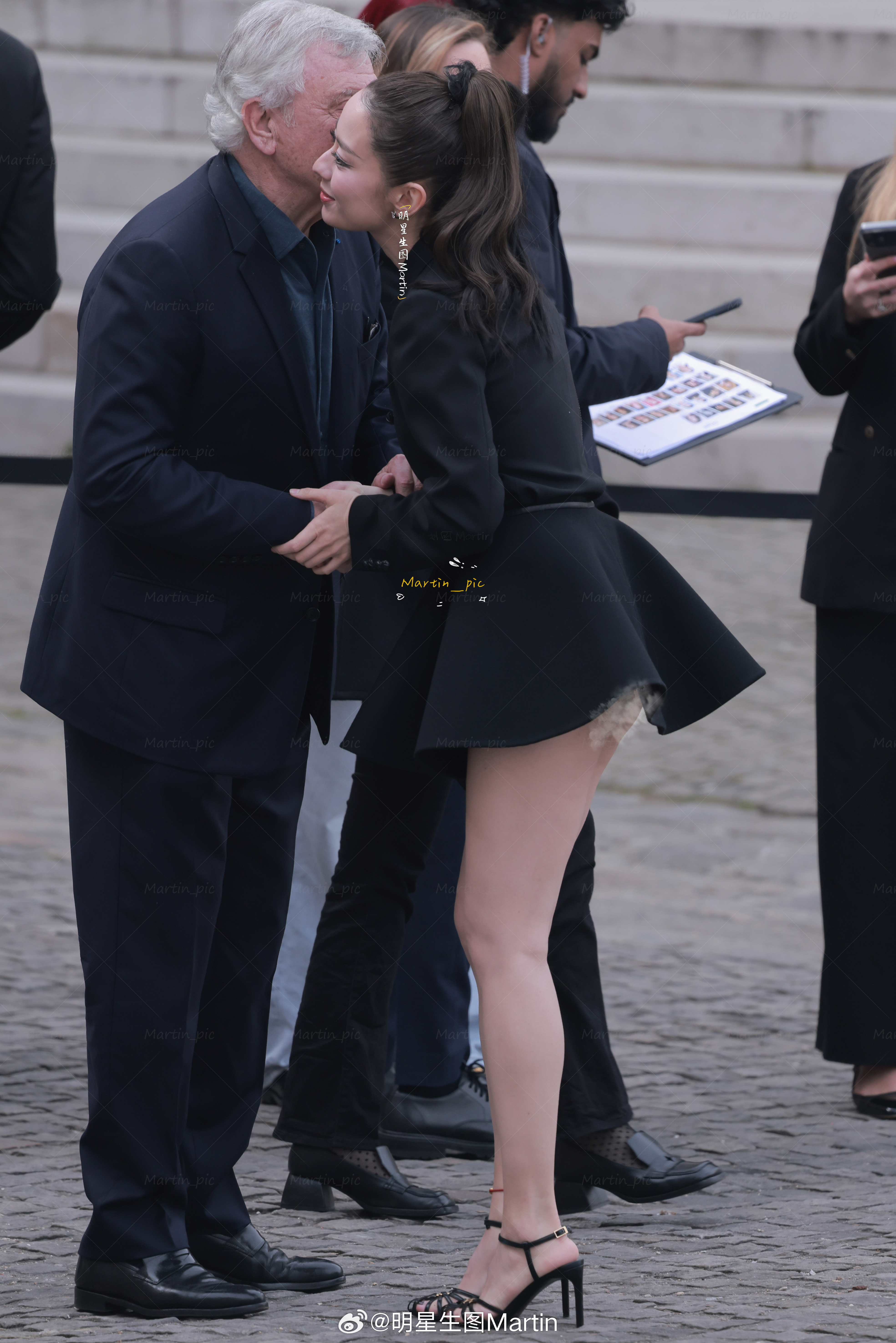 吉娜爱丽丝巴黎时装周生图姐姐就这样闪耀巴黎好吸睛的大长腿巴黎时装周  吉娜爱丽丝