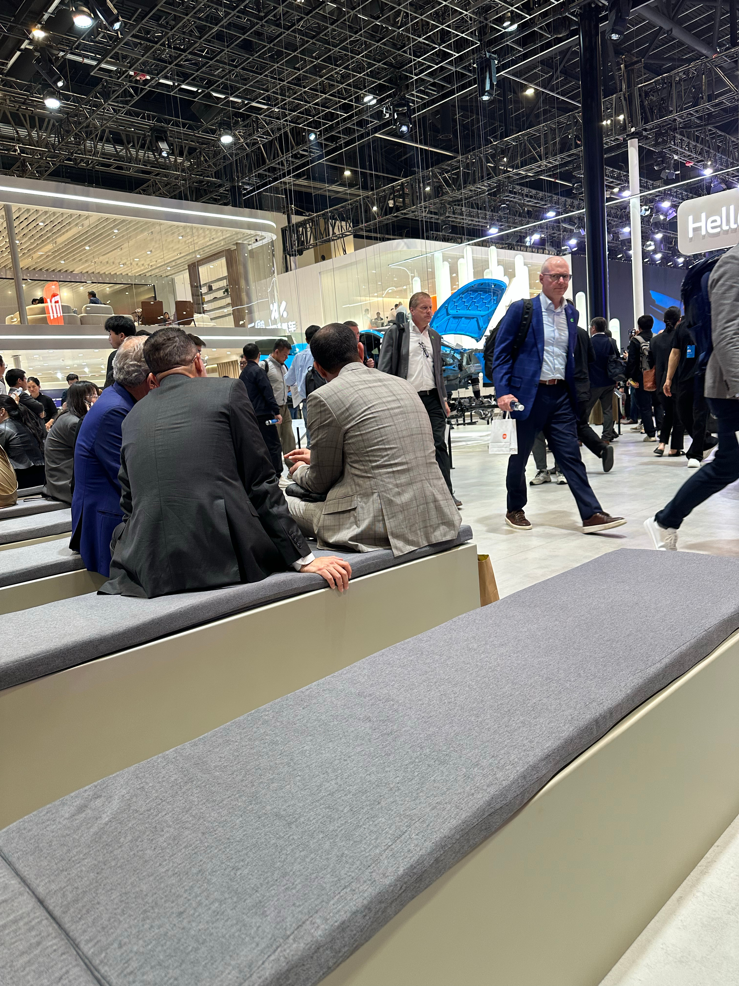 感觉在车展见到的外国人一届比一届多了这就是北京车展北京车展寻宝攻略北京车展更聪明