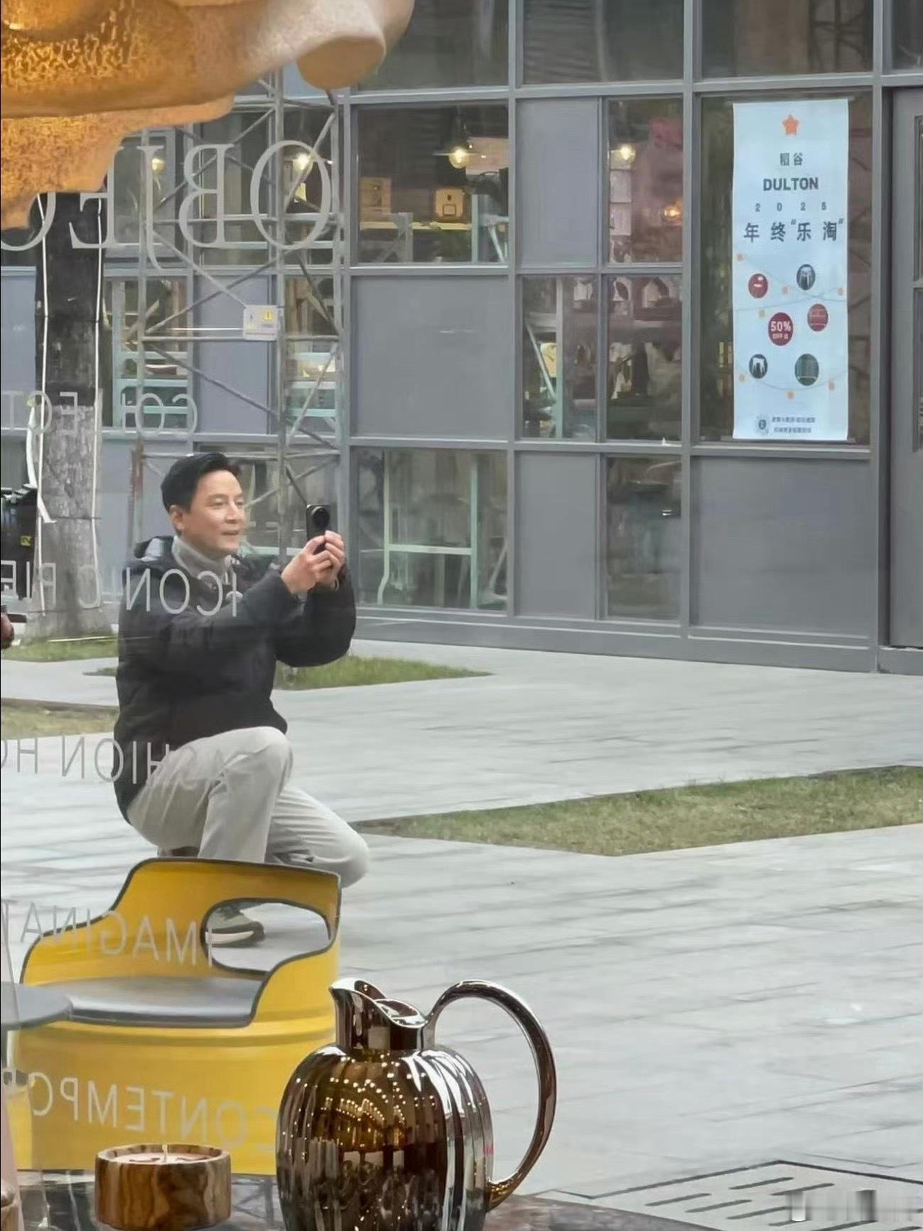 吴彦祖疑似用上小米新机 我声明一下，没错是我，就是我用上了小米新机，你们可以羡慕