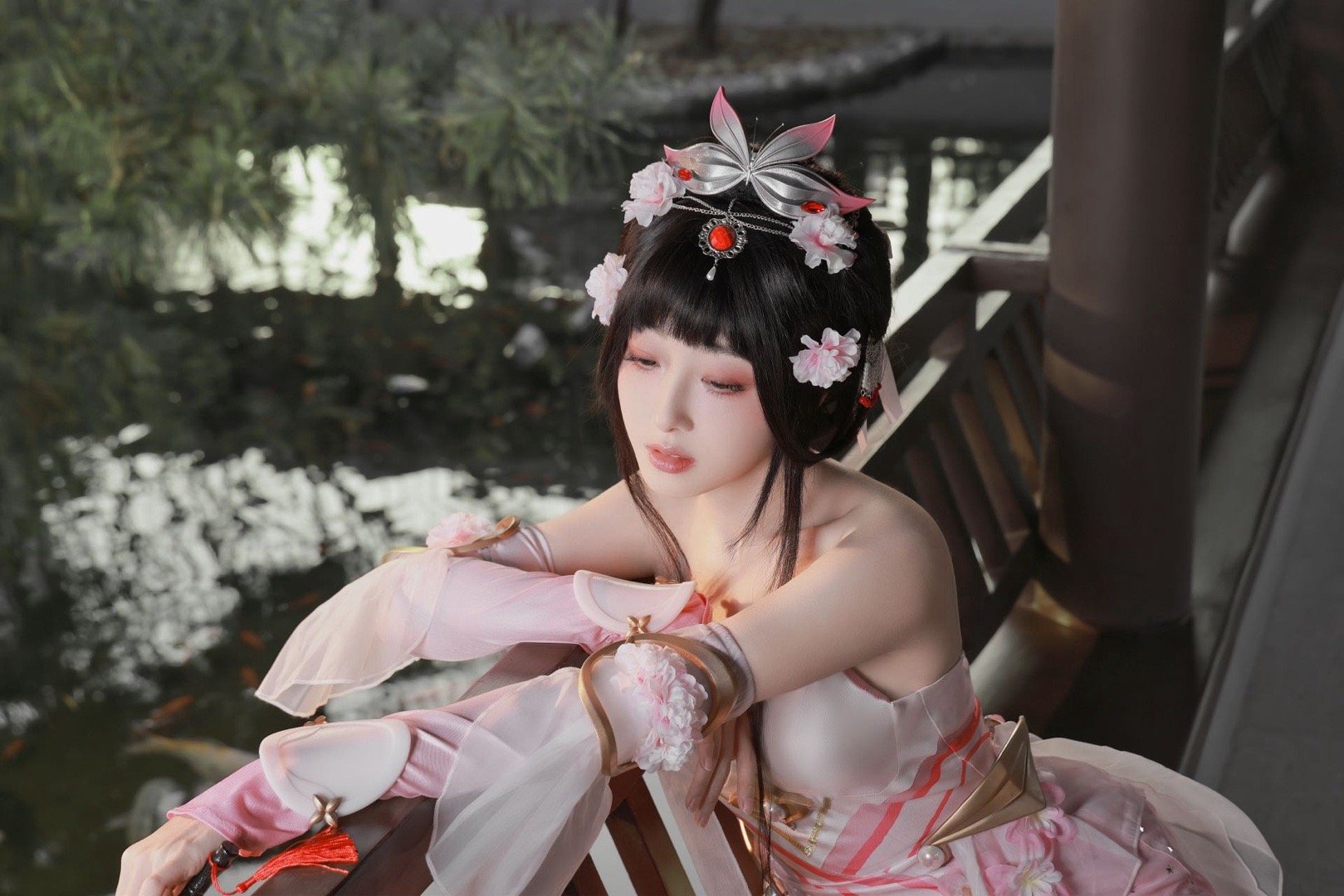 蒋梦婕又换风格了 蒋梦婕这次cos甄姬也太美了！粉裙梅纹古韵十足，团扇轻摇间尽显