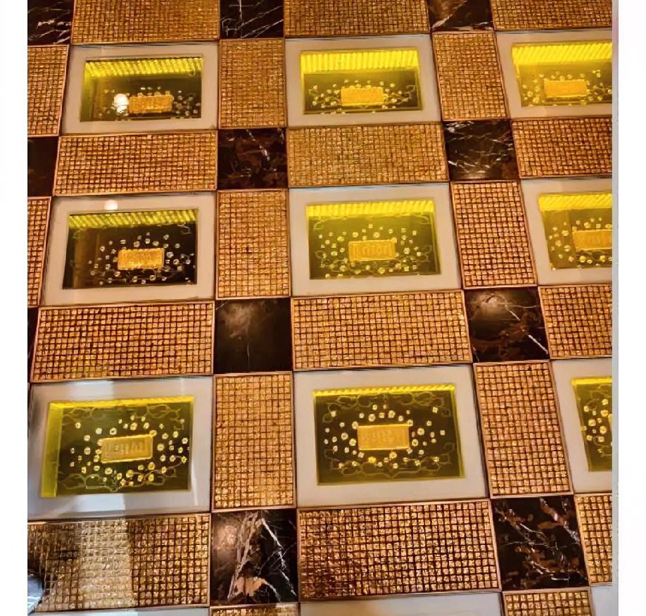 1月30日，有网友发帖称，澳门英皇娱乐酒店撤走大堂地砖内镶嵌的78公斤黄金砖，酒