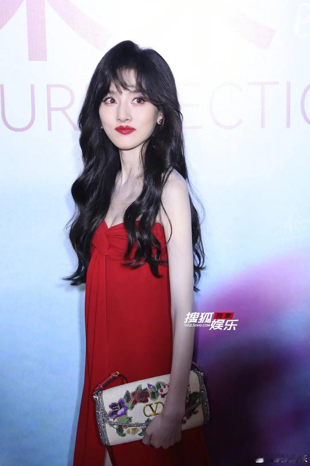 这是瘦的吗还是宋祖儿自己嘬腮了，看着只有骨头了 