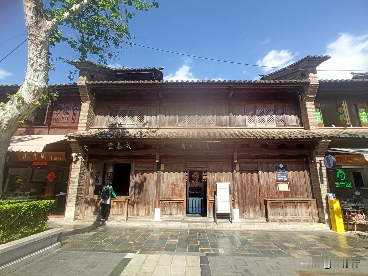 昆明聂耳故居为传统民居建筑形式内部是穿斗式木构架二层楼房，楼房坐东朝西，现存两间