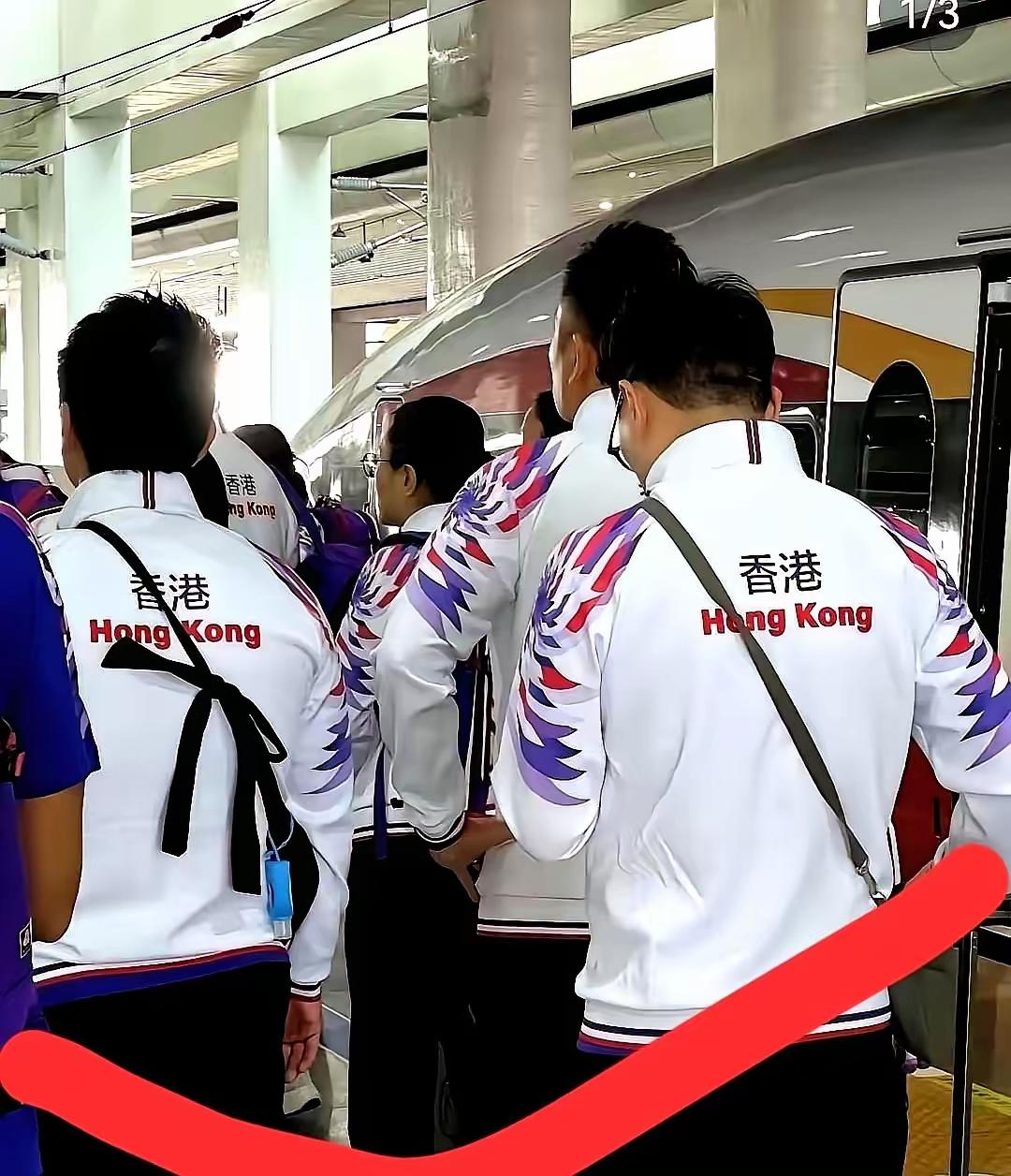 合情合理！因为这是中国的全运会！
全运会，香港运动员的服装上少了俩字“中国”，有