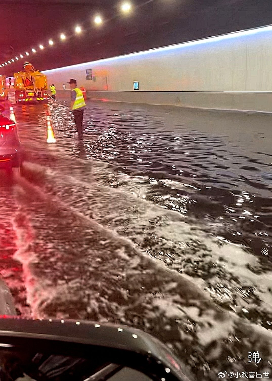 5月20日中国大陆广东省中山市，受暴雨天气影响，深中通道隧道内出现雨水倒灌 