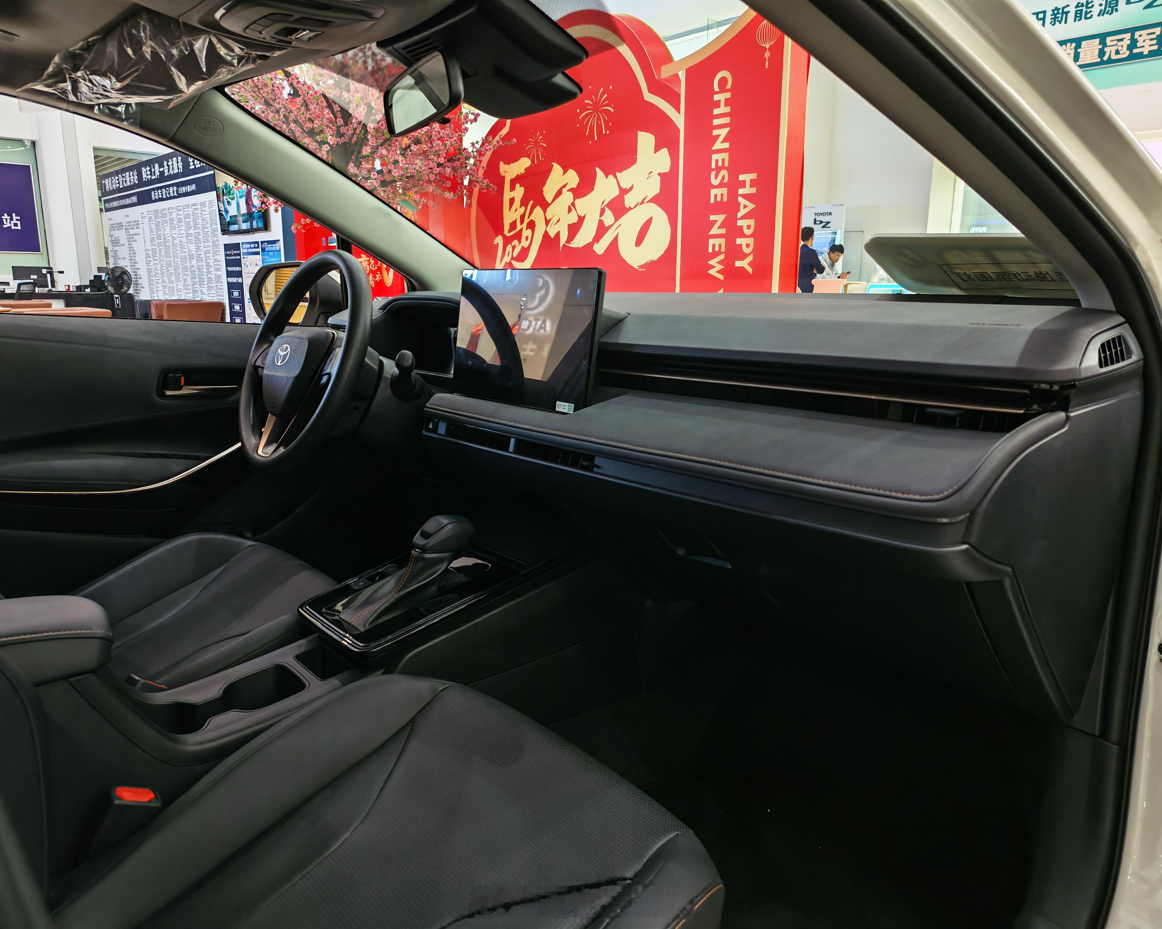 卡罗拉换这么前卫新能源风格的前脸多少有点不适应不过后排空间明显大一圈，更好用这倒