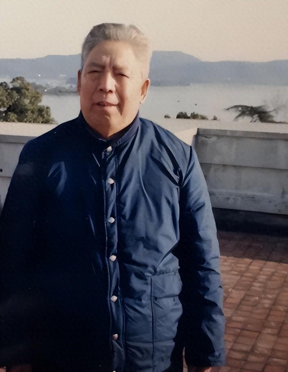 1977年叶帅听完铁瑛同志汇报后，称赞铁瑛是省里工作很出色的好“班长”！
197