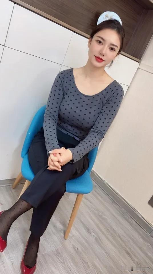 男人喜欢亲亲女人的这些地方2
1亲亲你的手心证明他想把你当成女儿宠
2亲亲你的手