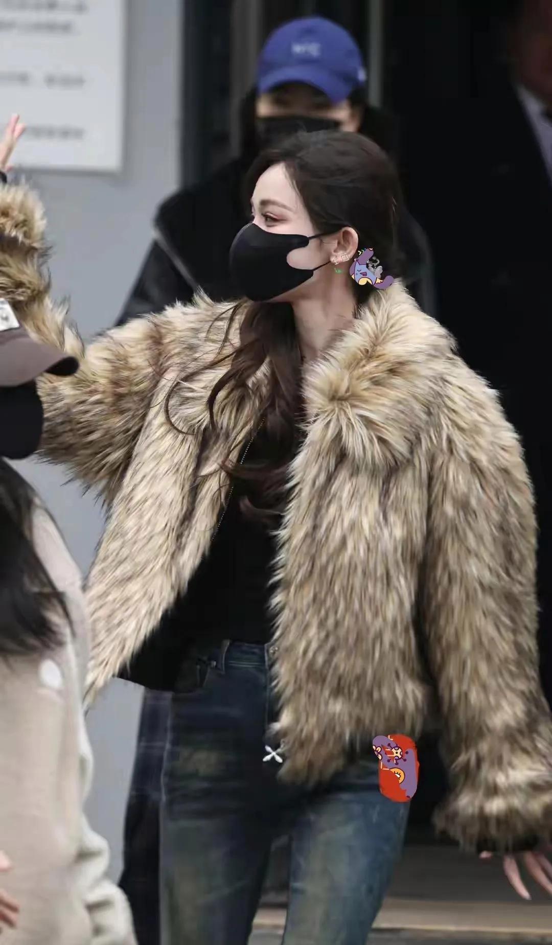 被娜扎种草了！原来皮草也能穿得这么日常
 
谁懂啊！古力娜扎这件皮草外套，打破了