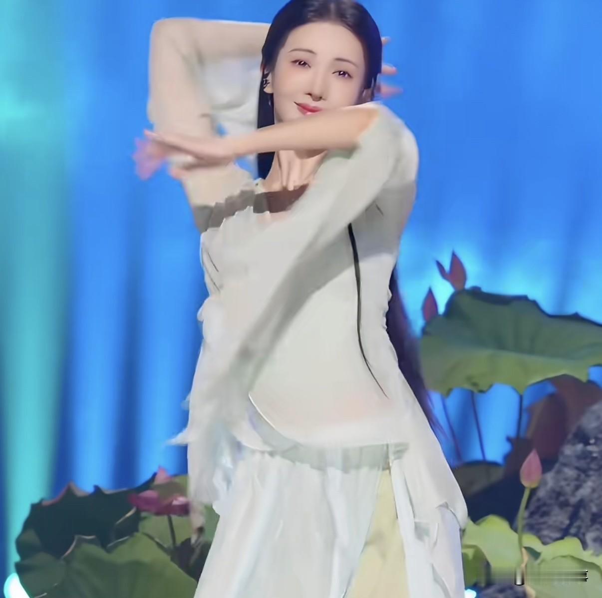 金晨只要一跳舞，完全是舞台上闪闪发光的女神，个子高挑身材四肢纤细，舞姿曼妙让人挪