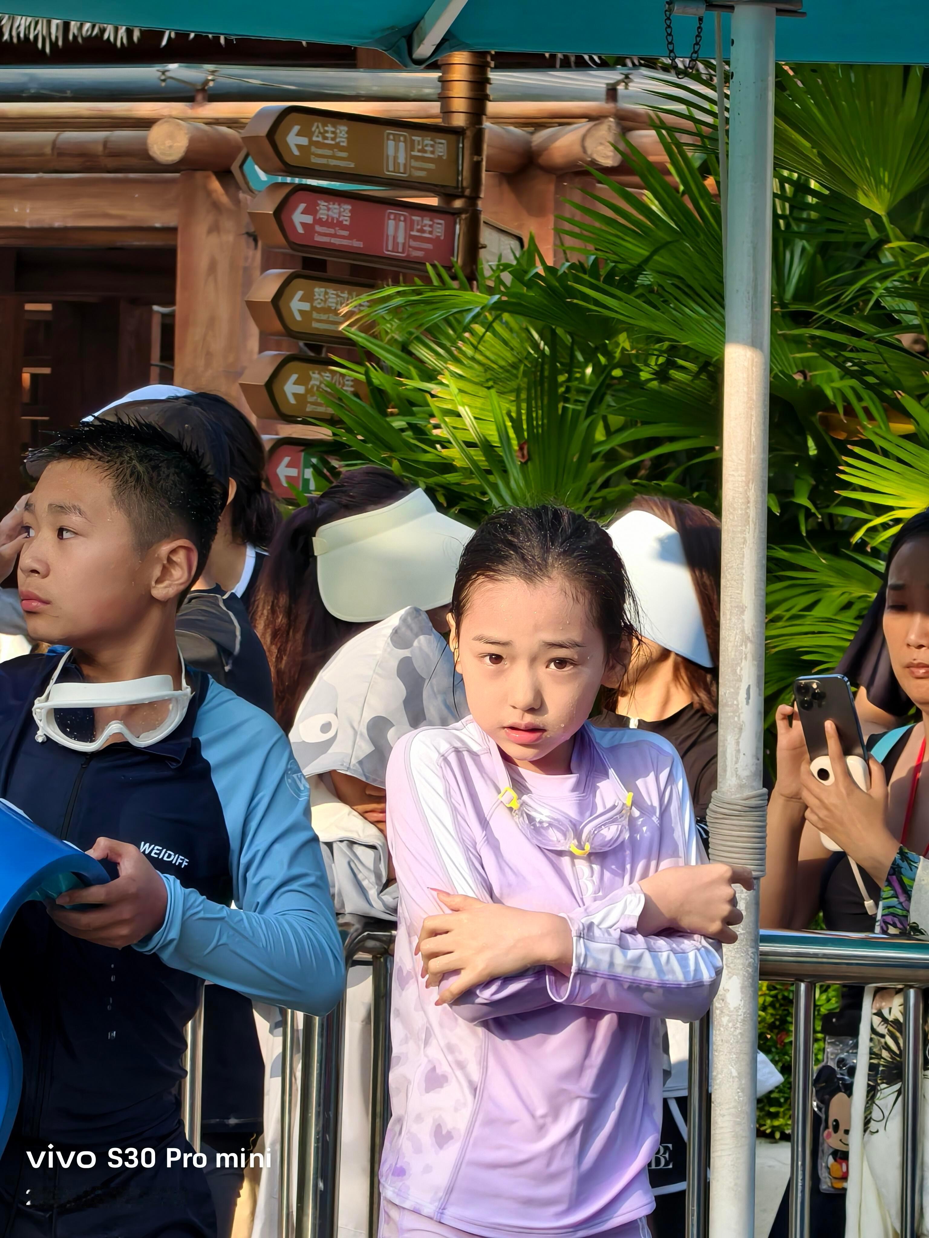 小酒窝做了长美甲9岁的小酒窝在三亚的阳光下闪闪发光 粉粉的美甲是她对美的小小表达