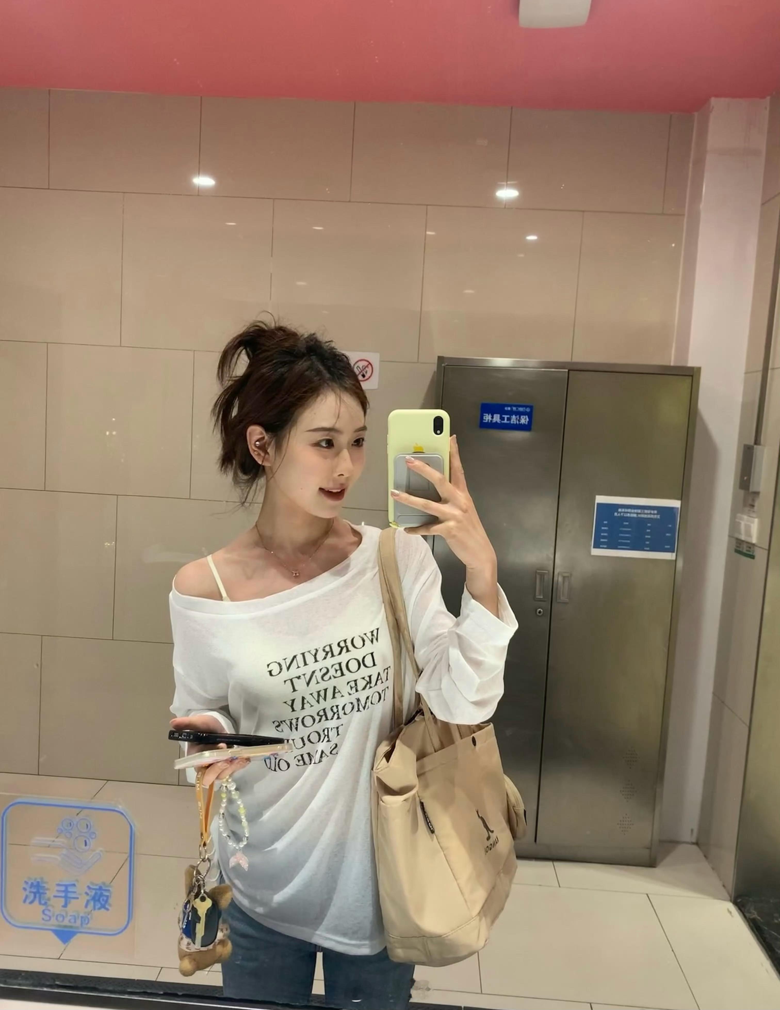 刷到一个好看的小姐姐还在用iPhone Xs。 ​​​