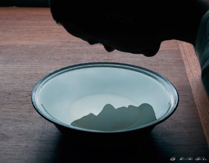 他刚好寂寞 你刚好天真 一个用嘴 一个用心 其实就是空手套白狼 低成本 高回报 