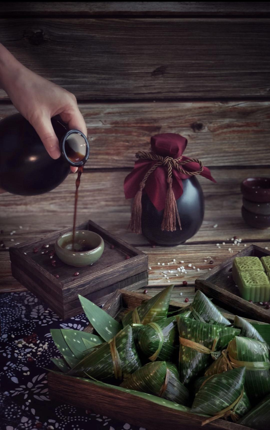 下联：蒲酒盈杯饮三午
赏析：上联“艾虎悬门驱五毒”绘端午辟邪之俗，艾草制虎，悬户
