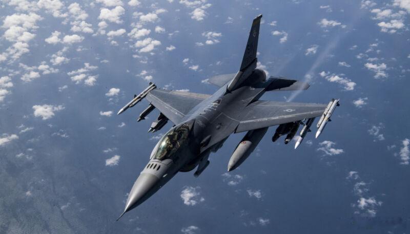 捷克将为乌克兰F-16战斗机飞行员开办学校乌克兰总统泽连斯基在与捷克总统彼得·帕
