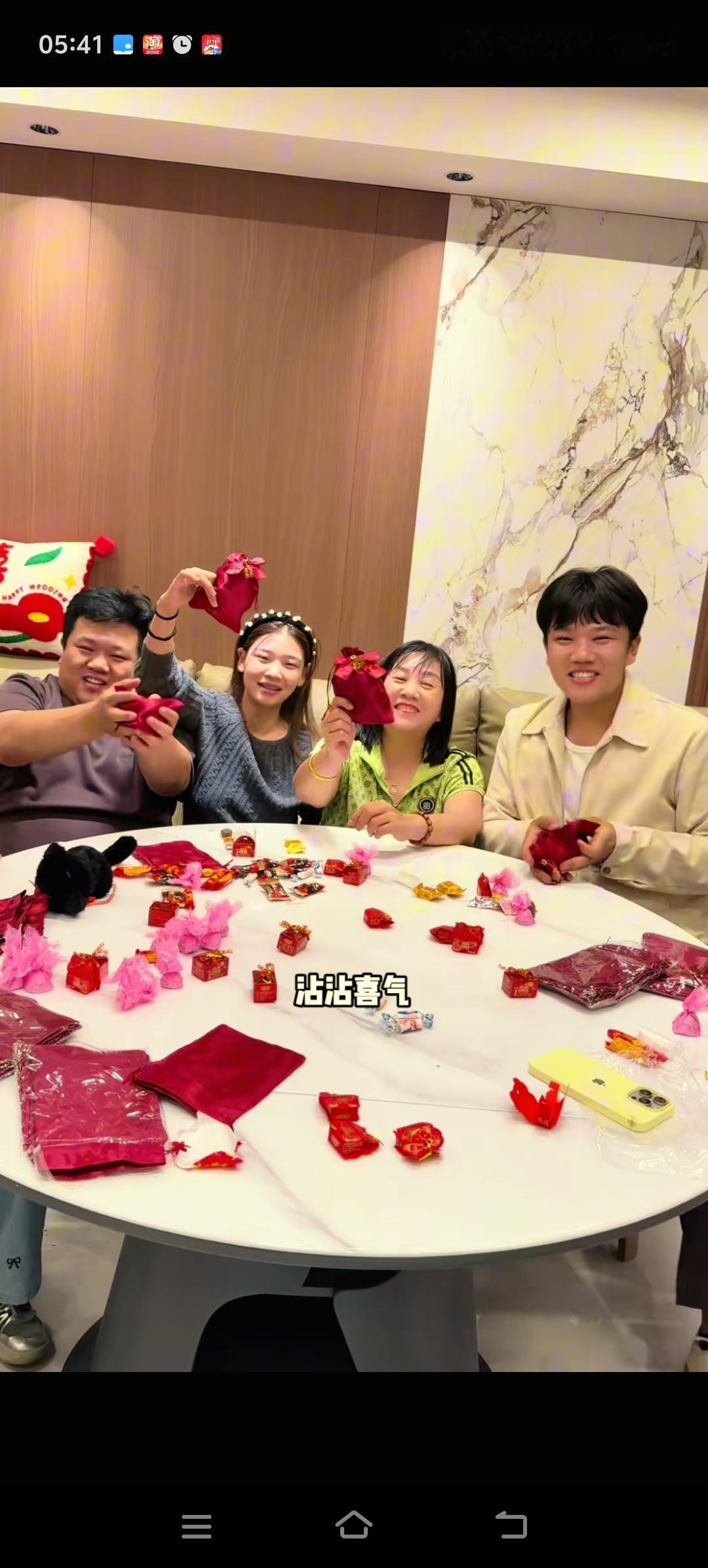 10月12号是解家二公子清帅和王正正的大喜之日。距离婚礼还有几天准备时间，家里人
