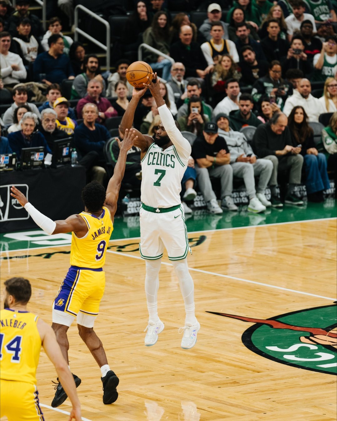 杰伦已经连续2场比赛拿到30+得分8+篮板5+助攻，并且投进3+三分，他是凯尔特