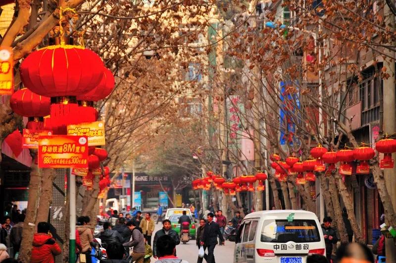 美酒佳肴过新年。