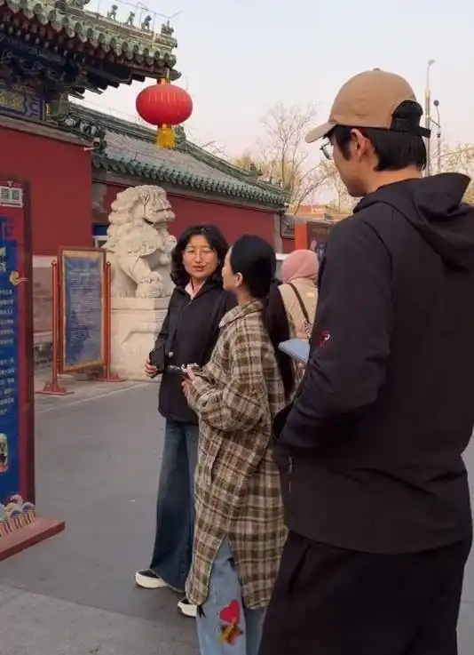 金莎带婆婆游玩主动挽手臂，孙丞潇被晾一旁面无表情，婆媳俩像母女他反倒像外人！ ​