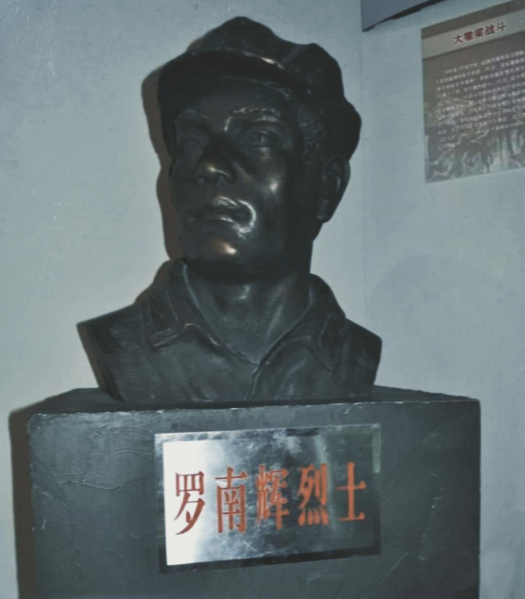 1930年，红军军委书记罗南辉被捕。不等敌人用刑，他直接哭跪求饶，说啥都愿招；敌