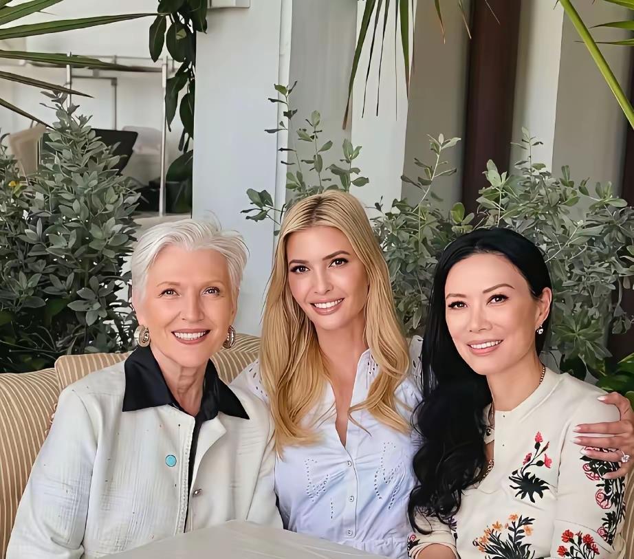 邓文迪太牛了！不光当红娘撮合特朗普女儿女婿，还和马斯克妈妈组闺蜜局，连前夫老婆都