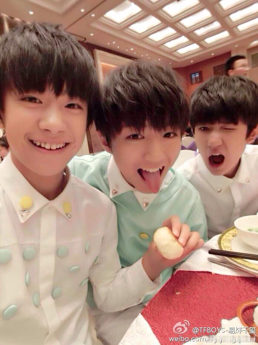 TFBOYS十二年14首mv 十二年 14 首 MV，TFBOYS 用歌声陪我们