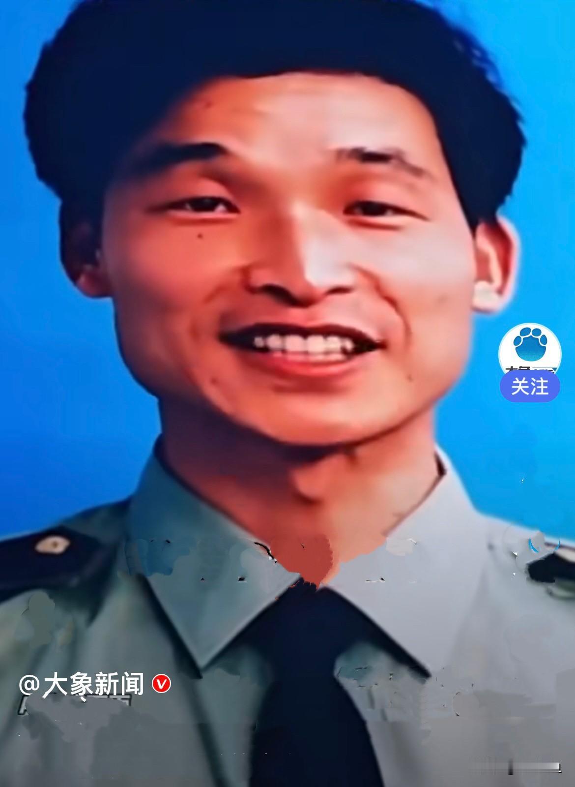 看哭了……
28年前，浙江嘉兴民警李雄伟英勇牺牲。那时他的儿子才仅仅两岁半，小小