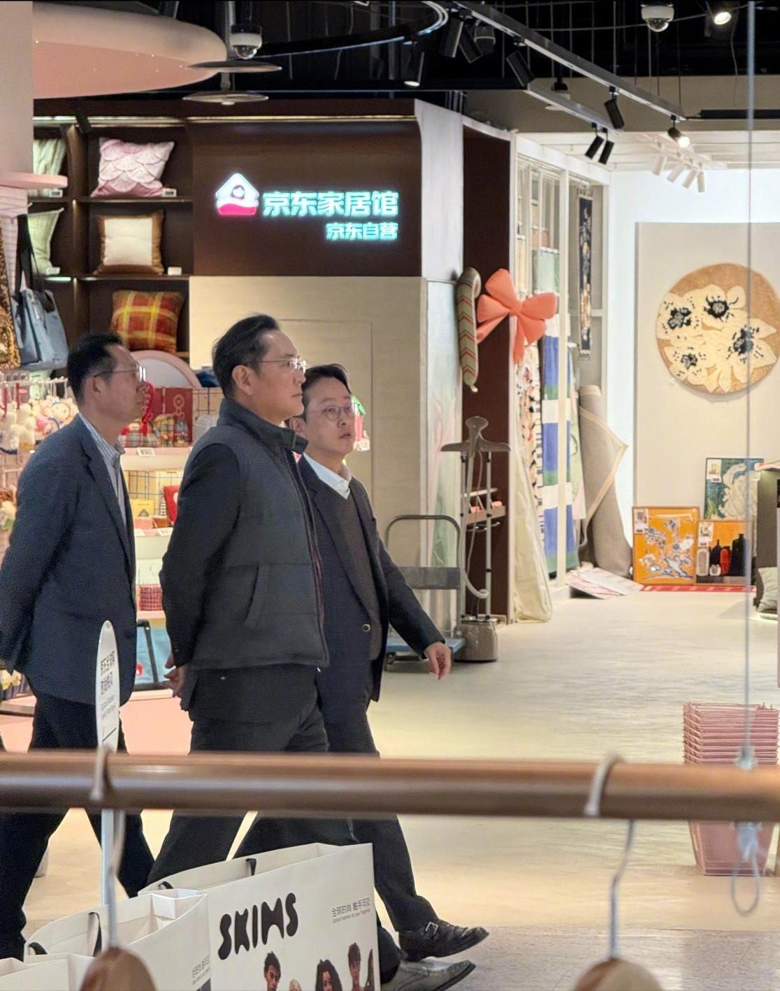 李在镕在北京商城购买LABUBU 玩偶！

1月5日下午，三星电子会长李在镕现身