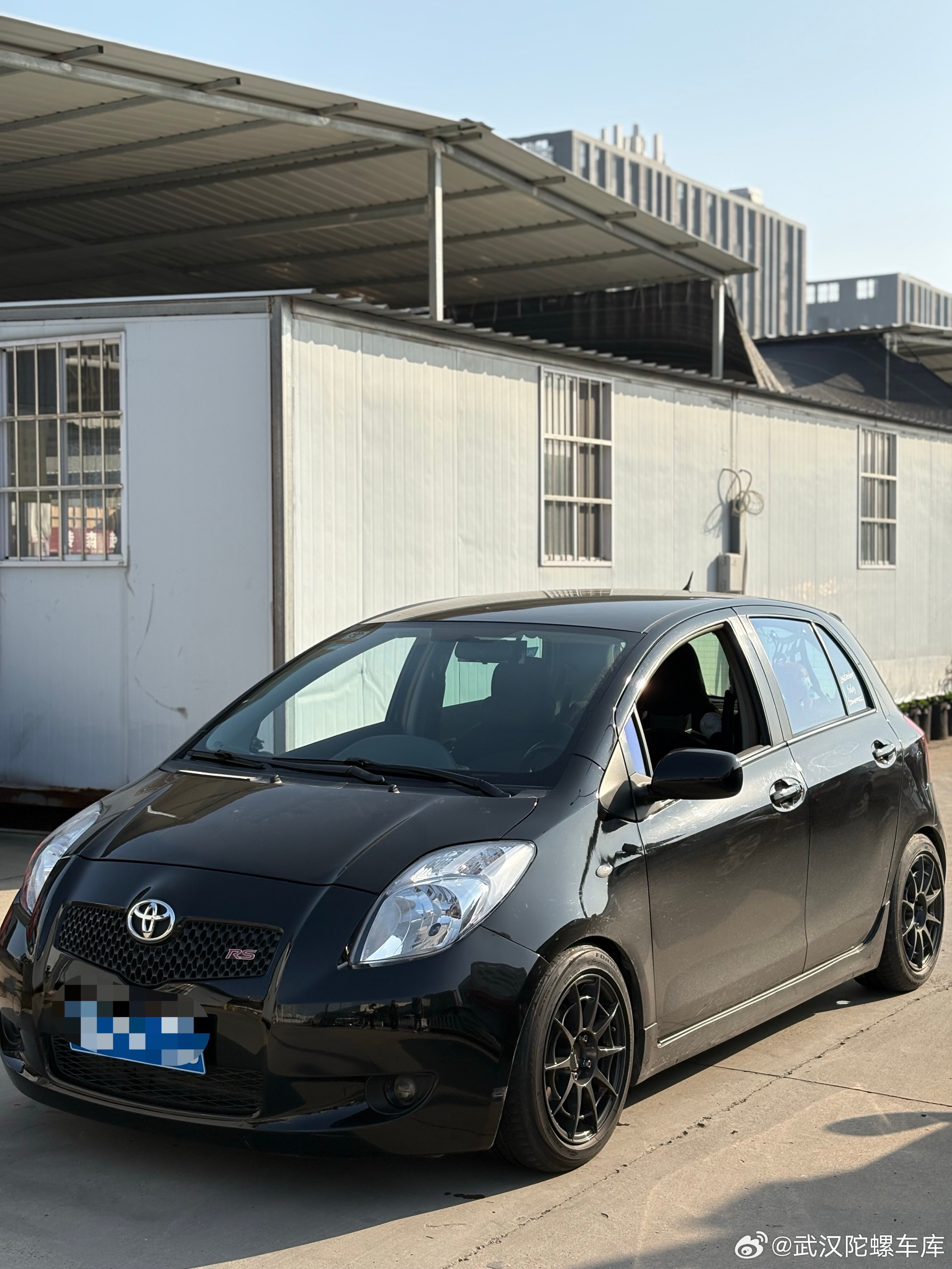 小兄弟这座驾也是够过瘾雅力士RS 基本上全套都改了排气bangbang炸裂那种 