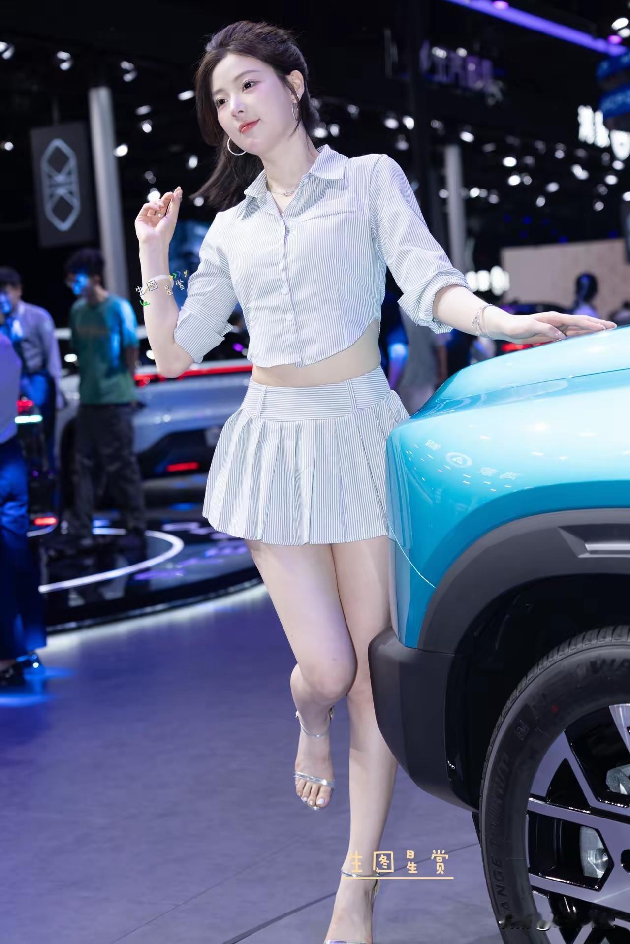 蓝白条纹搭配，清爽又时尚，尽显青春活力！💙👗👠
