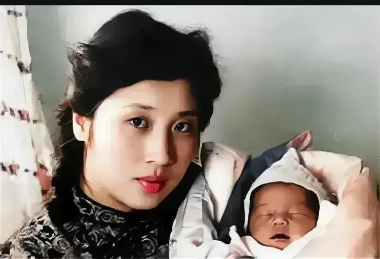 王玉龄嫁张灵甫时18岁，张灵甫44岁，她19岁生孩子时丈夫被击毙。