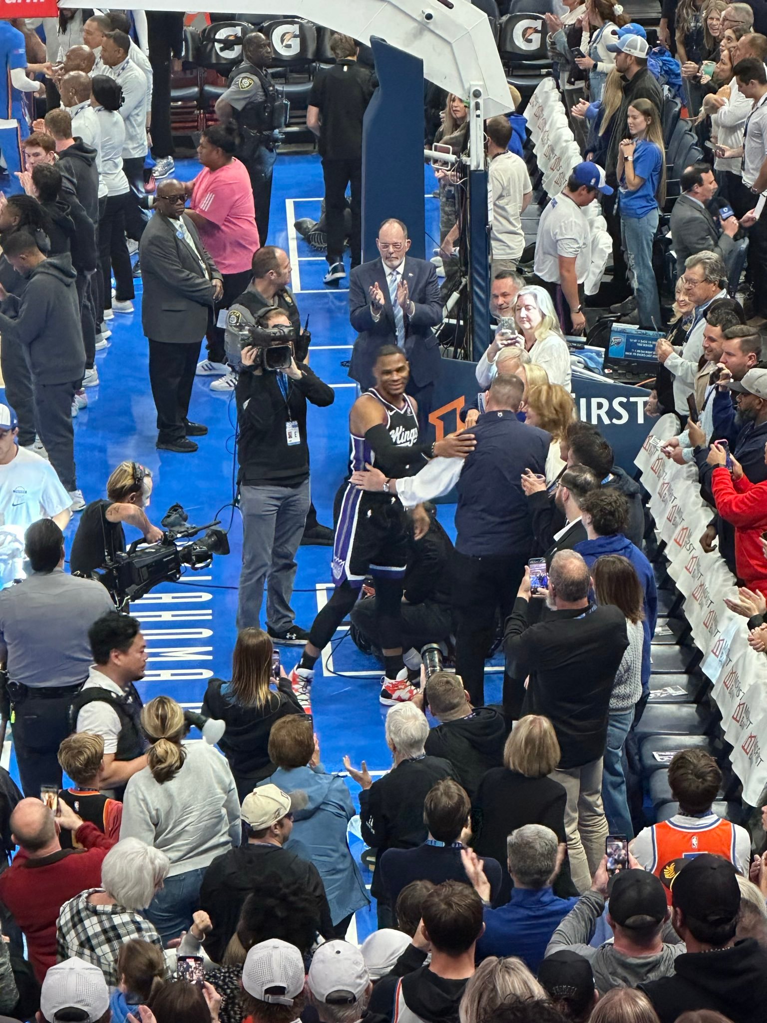 今天赛前威少特地去场边拥抱了本内特[抱一抱]雷霆战胜国王nba新赛季第一声加油 