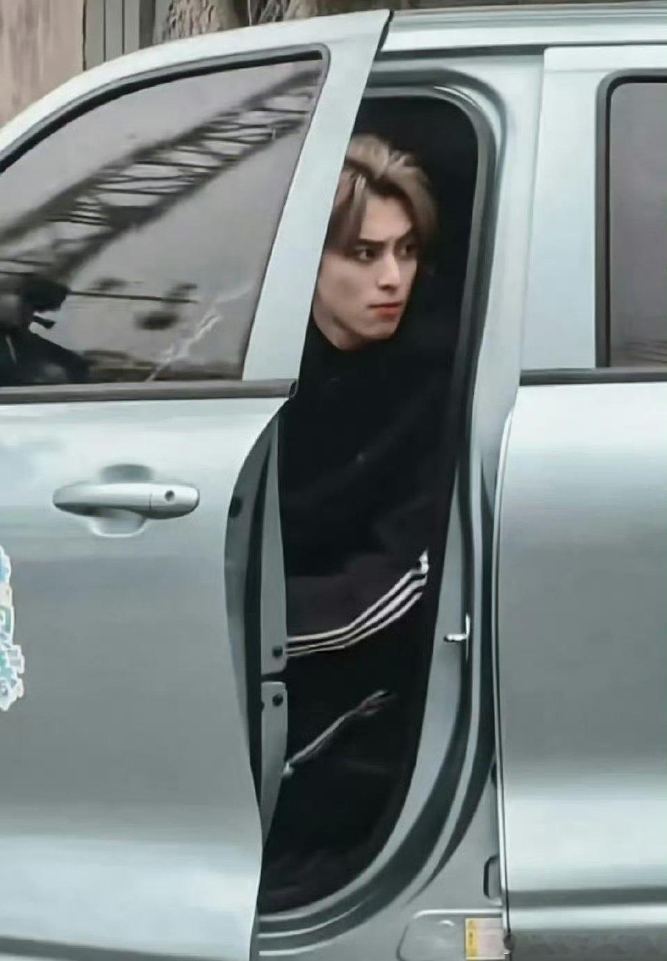 王鹤棣素颜录制亲爱的客栈亲爱的客栈2026 王鹤棣身着黑色运动装素颜录制，状态超