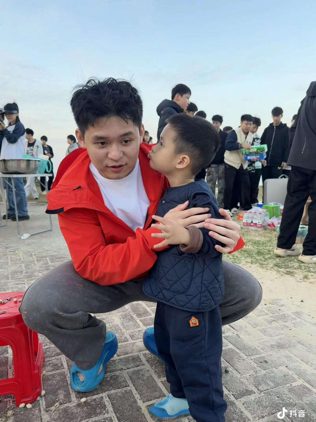 林诗栋放飞自我了，还是老家的大海和沙滩舒服，和小朋友合影也太亲切了，自己还是个大