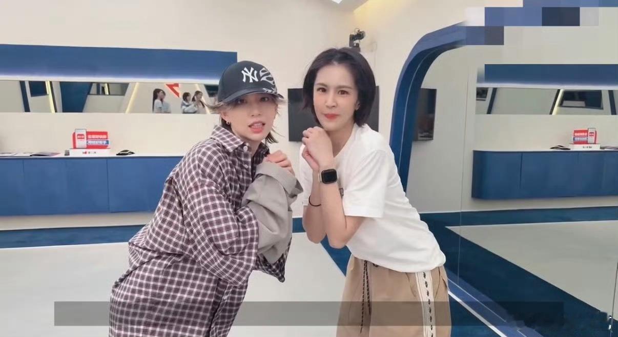 曾沛慈见到李斯丹妮秒变小迷妹曾沛慈偶遇李斯丹妮化身小迷妹，也是让这个小沛慈追星成