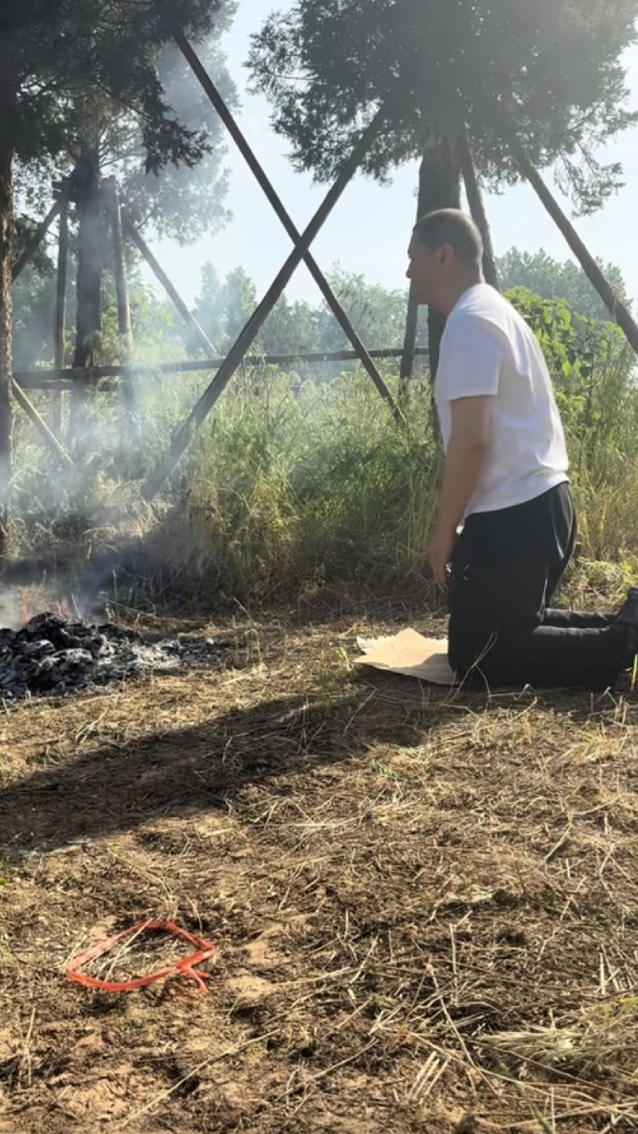 李亚鹏回乡河南叶县祭祖，补上清明未尽的心愿。

这次专程抽空回乡，也算是默默弥补