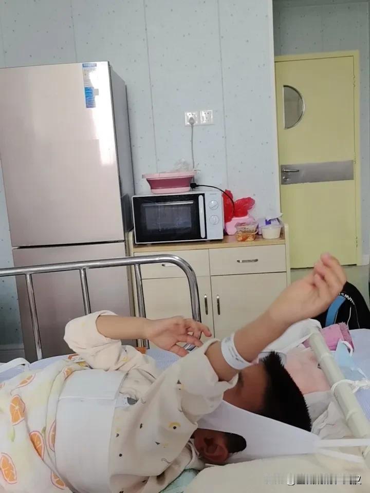 我家大宝小柚子脖子受伤住院，儿子媳妇都请不到假陪伴孩子。

儿子媳妇都是干着责任