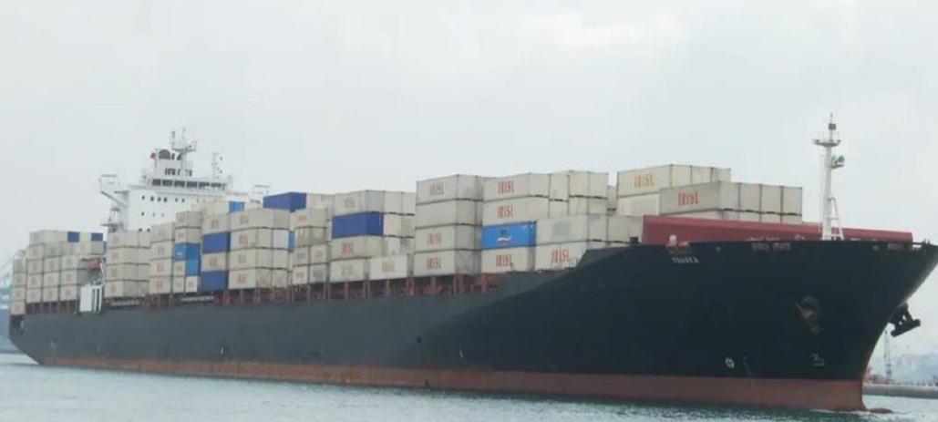 海上硝烟弥漫！美军炮击伊朗商船，伊朗攻击美军战舰，又要开战？
 
2026年4月