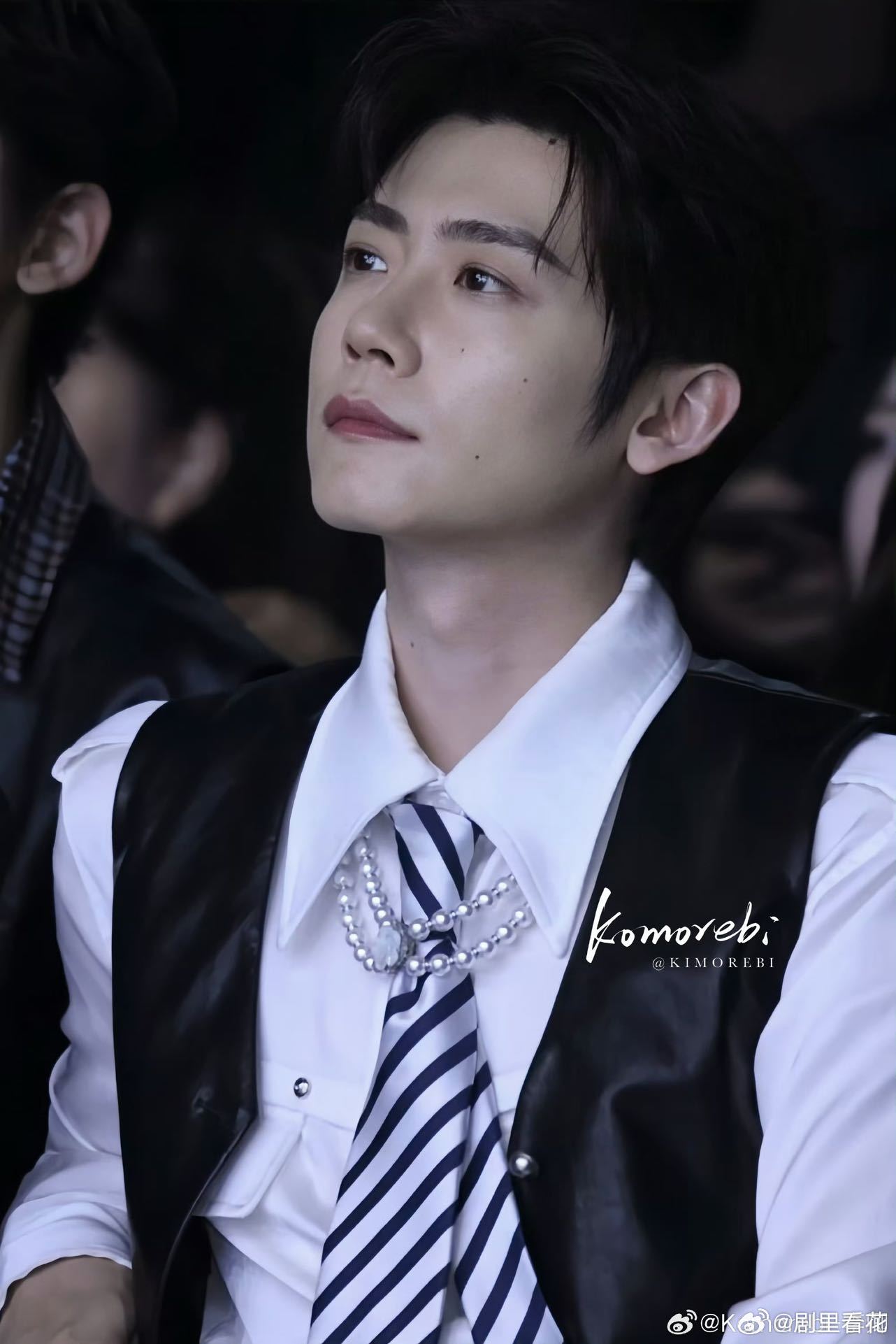 李卿现代装、李卿现代装造型 李卿这现代装杀我！白衬衫搭皮马甲超带感，皮裤+领带增