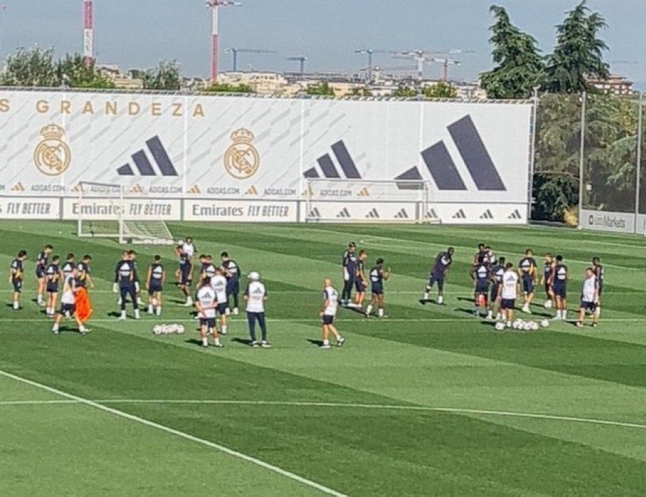 JLS：卡马温加左腿过劳，没有参加合练。#halamadrid# ​​​