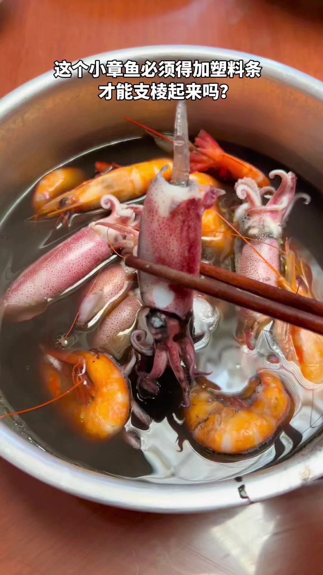 原来内陆朋友对章鱼的疑问这么可爱！其实这是章鱼的吸盘处理小技巧～
1️⃣看到章鱼