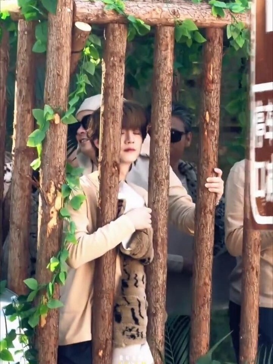 鹿晗野人游街鹿晗完美融入野人哈哈哈哈哈 鹿晗这野人游街，让我想起了“皇帝的新衣”