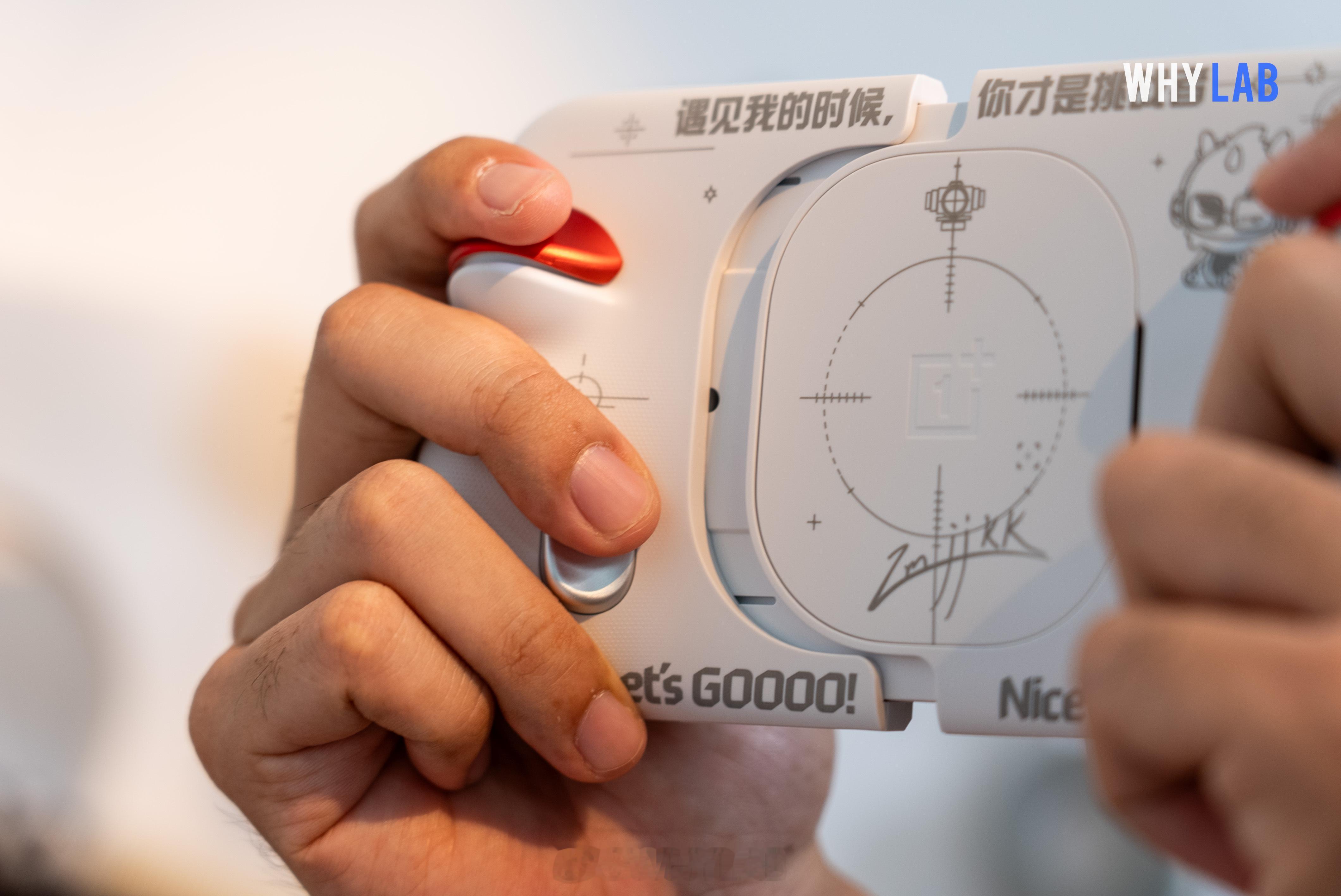 WHYLAB图赏也是拿到了一加枪神游戏手柄「康康联名限定版」，握把造型贴合手掌，