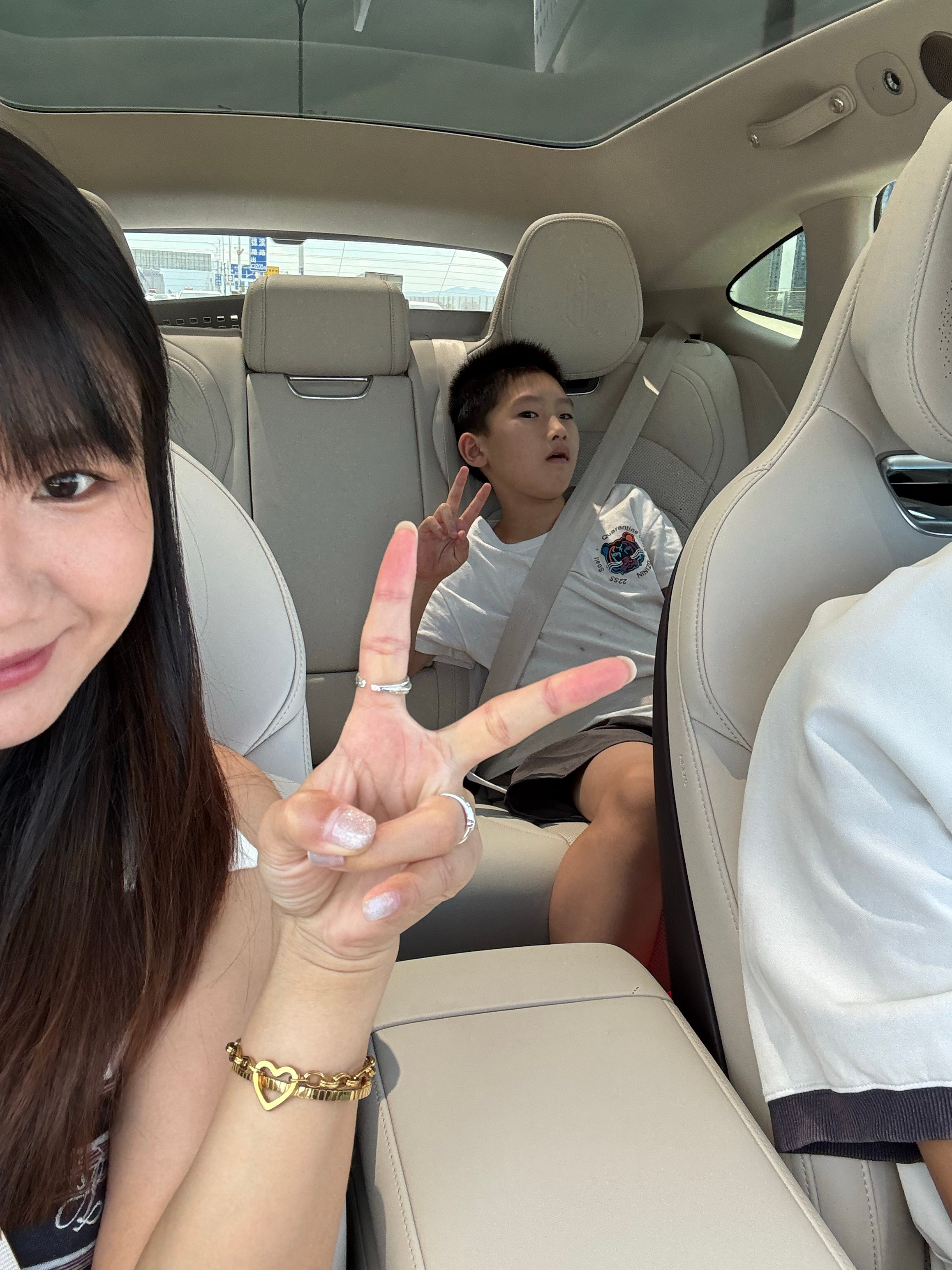 今天是带娃的一天放暑假了，他爸妈都要上班，平时就他一个人在出租房里待着，感觉好可