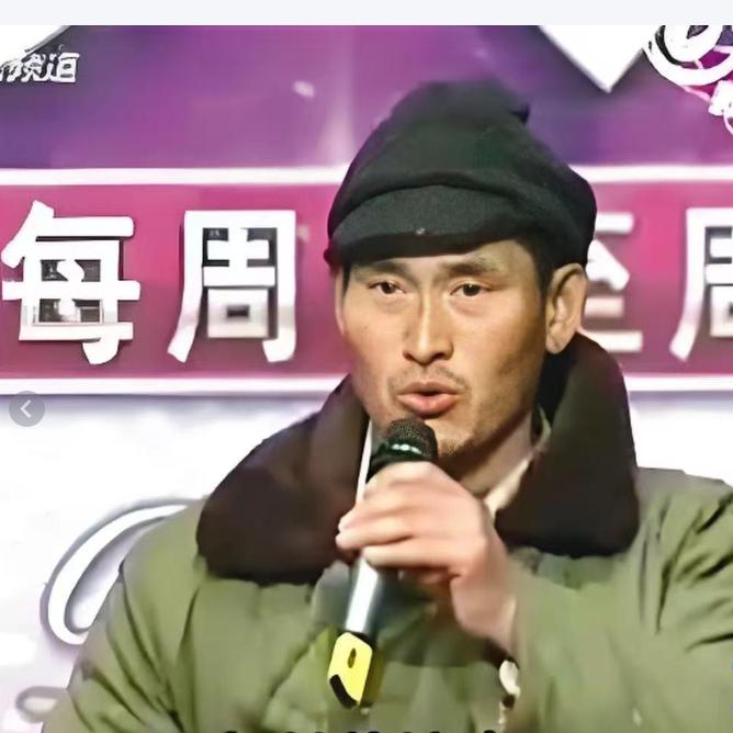2011年，大衣哥揣着100块登台，导演却催他买演出服。他急得直摆手：“来回路费