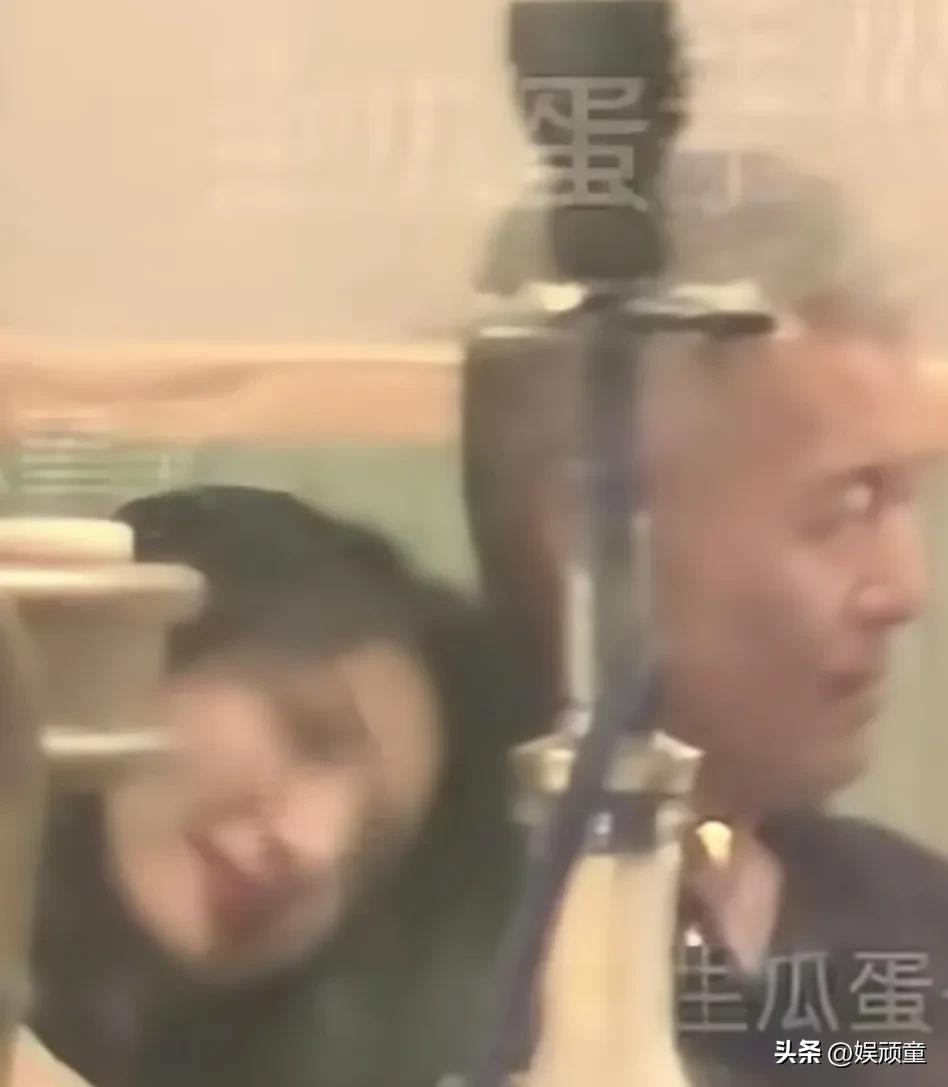 那英老公的视频，验证了一句话，面对倒贴的女人，男人都拒绝不了！
从视频中看，该女