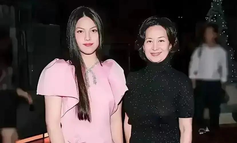 15岁的王诗龄，在博鳌论坛一把搂住64岁的何超琼自拍，配文“有幸同框”。
 
十