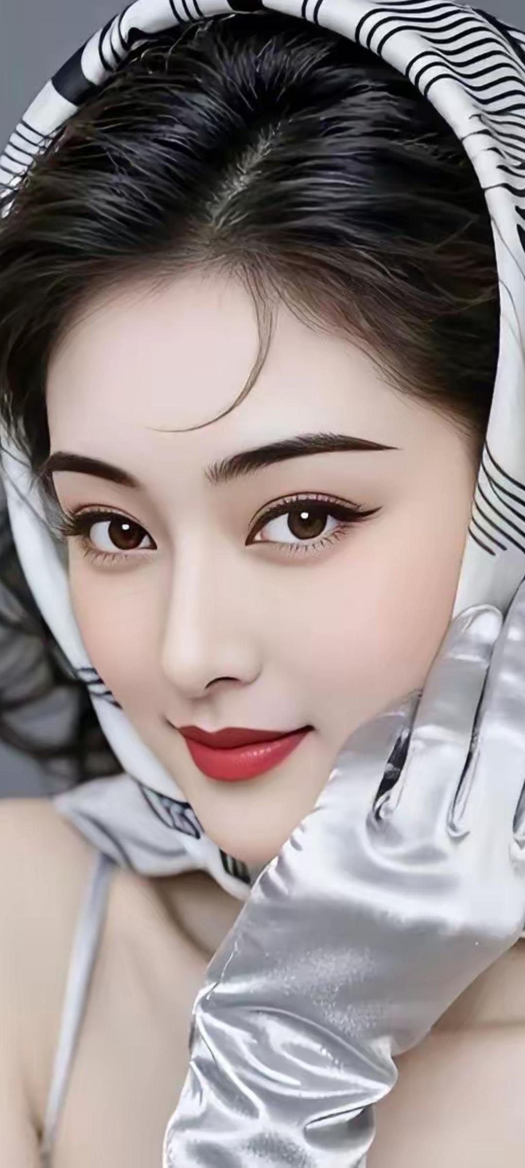 复古风头巾与现代感手套的完美碰撞，时尚又优雅！👗👠💄